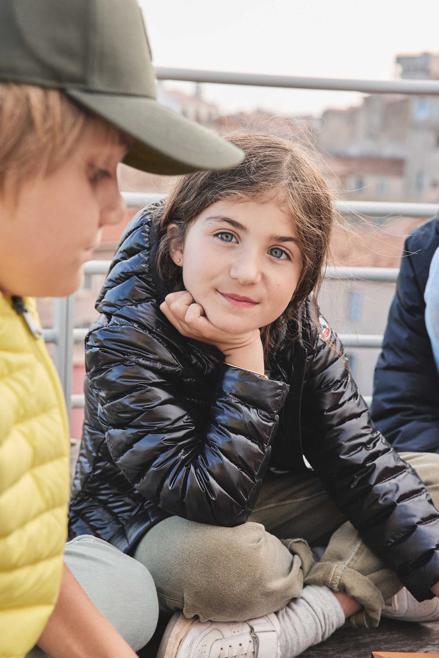 Doudoune légère à capuche enfant Noir Carla shiny