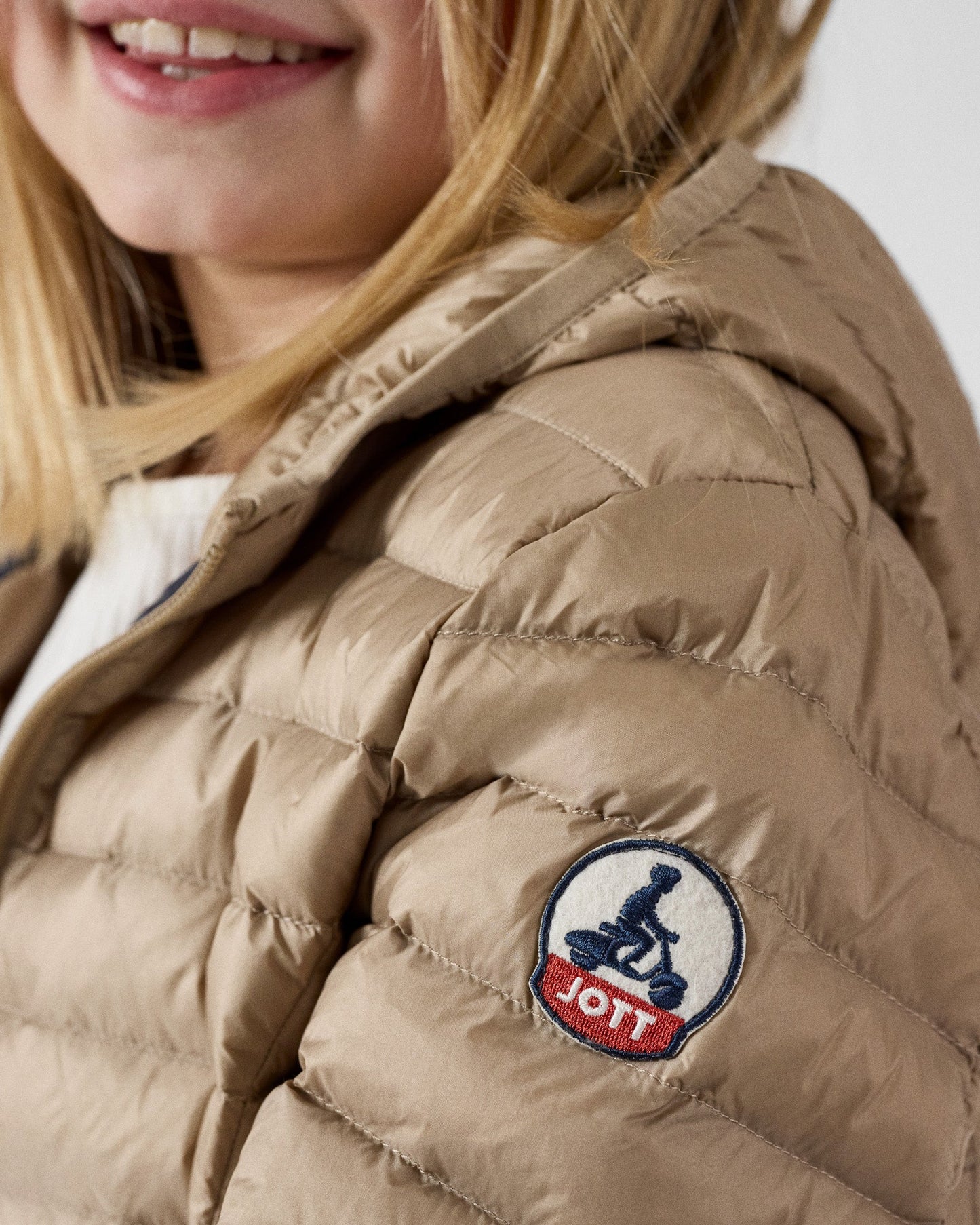 Doudoune légère à capuche enfant Beige Carla