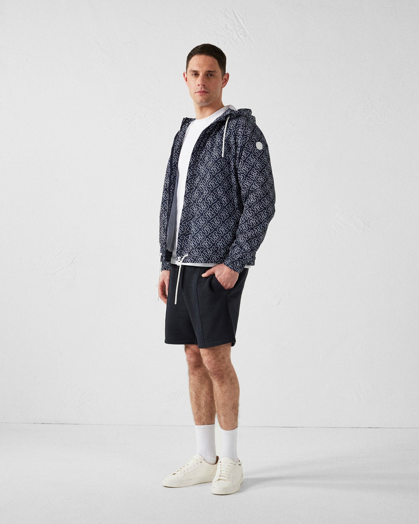 Blouson coupe-vent léger à capuche Mono marine Storm monogram